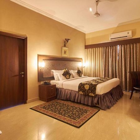 The Down Town Hotel Хидерабад Екстериор снимка