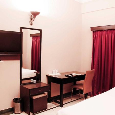 The Down Town Hotel Хидерабад Екстериор снимка