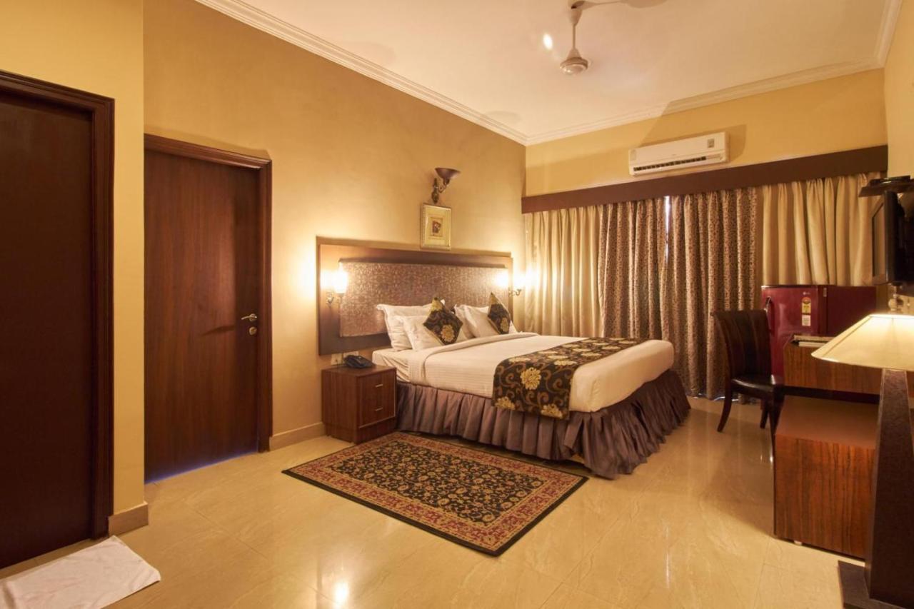 The Down Town Hotel Хидерабад Екстериор снимка