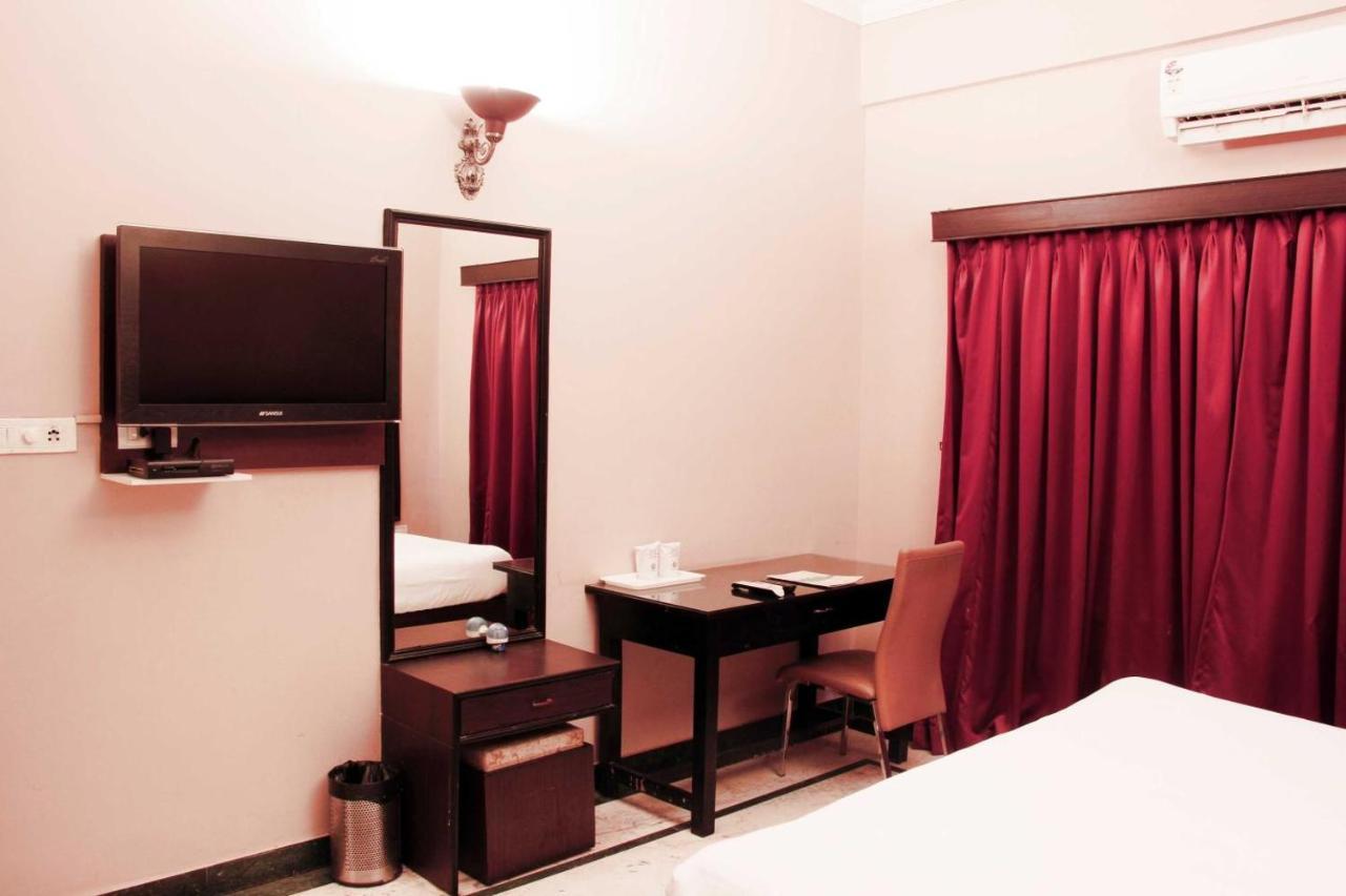 The Down Town Hotel Хидерабад Екстериор снимка