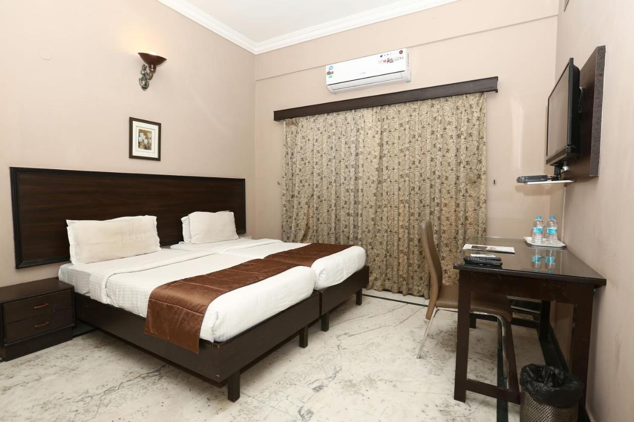 The Down Town Hotel Хидерабад Екстериор снимка