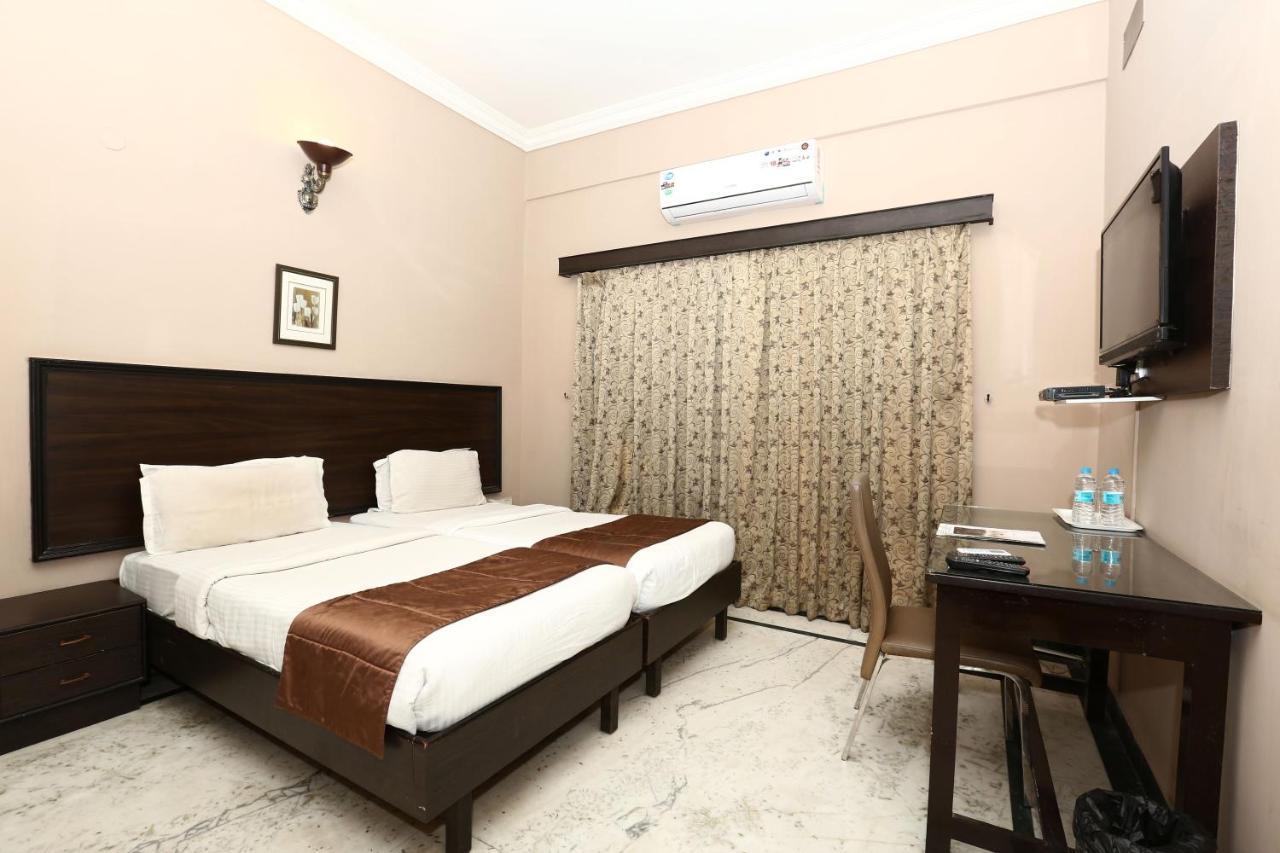 The Down Town Hotel Хидерабад Екстериор снимка