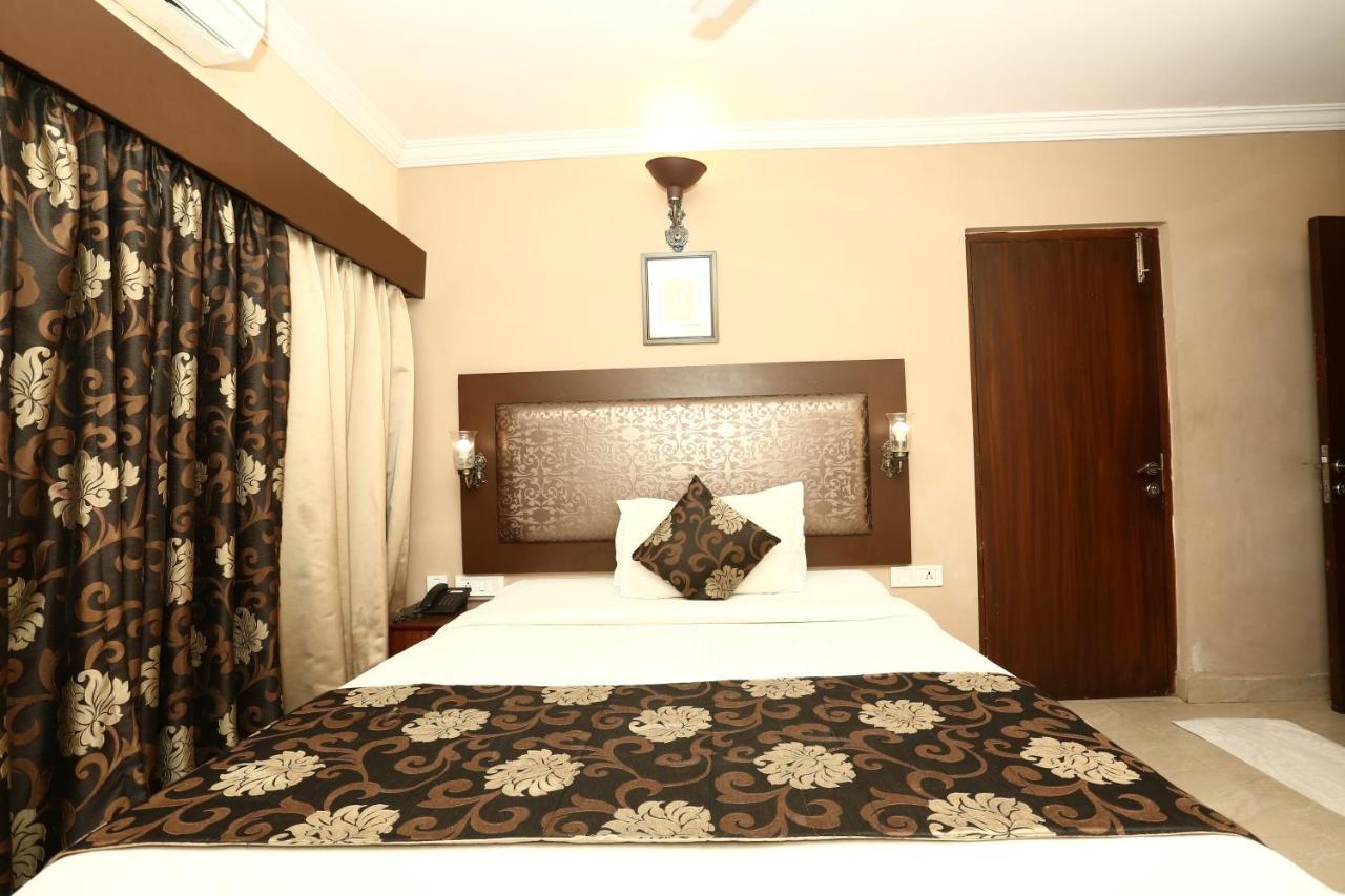 The Down Town Hotel Хидерабад Екстериор снимка