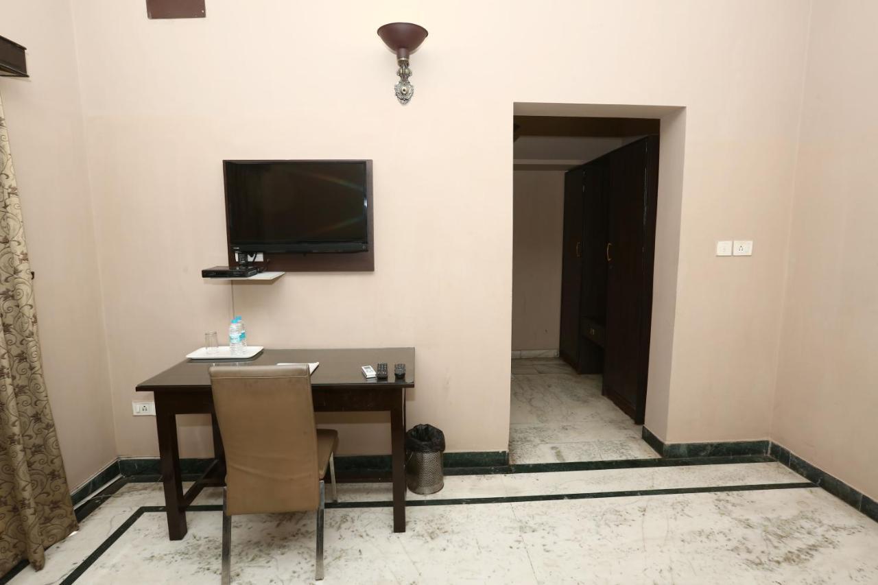 The Down Town Hotel Хидерабад Екстериор снимка