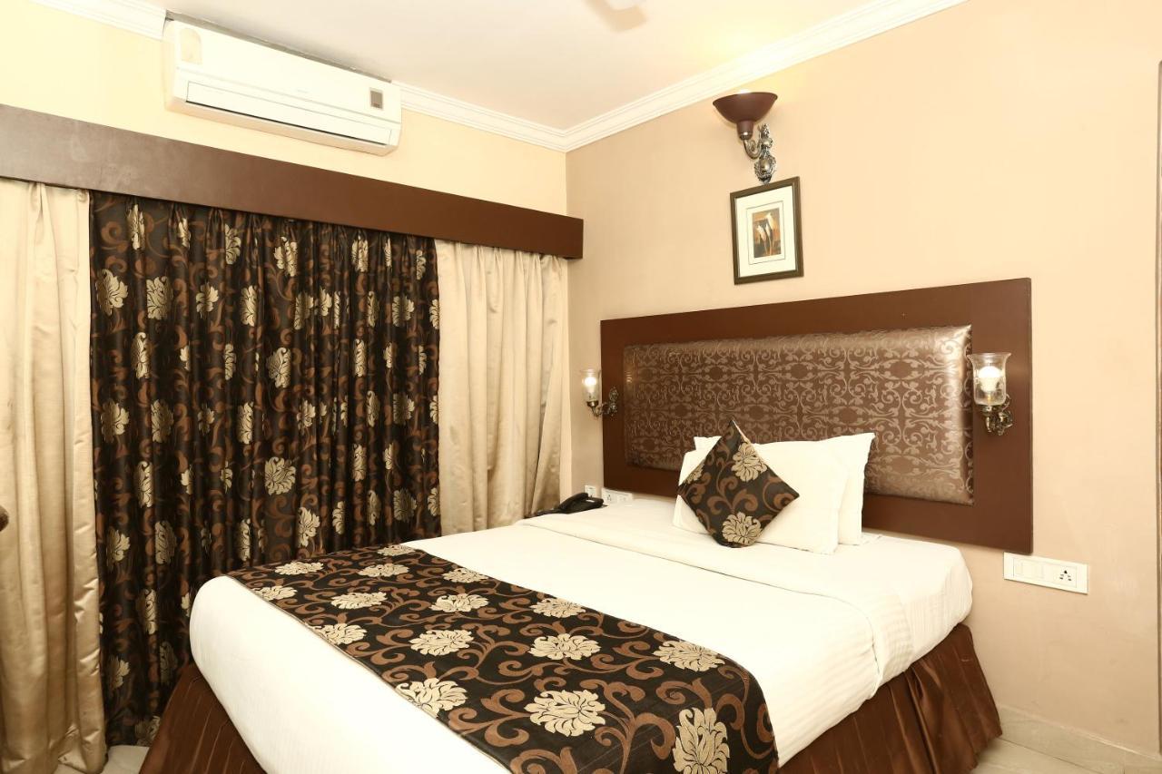 The Down Town Hotel Хидерабад Екстериор снимка