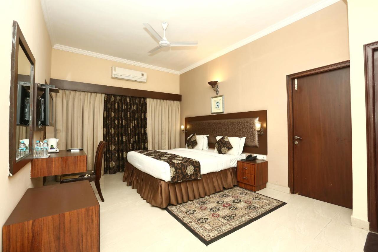 The Down Town Hotel Хидерабад Екстериор снимка